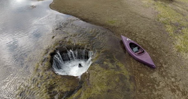 Jezero koje leti propadne u rupu