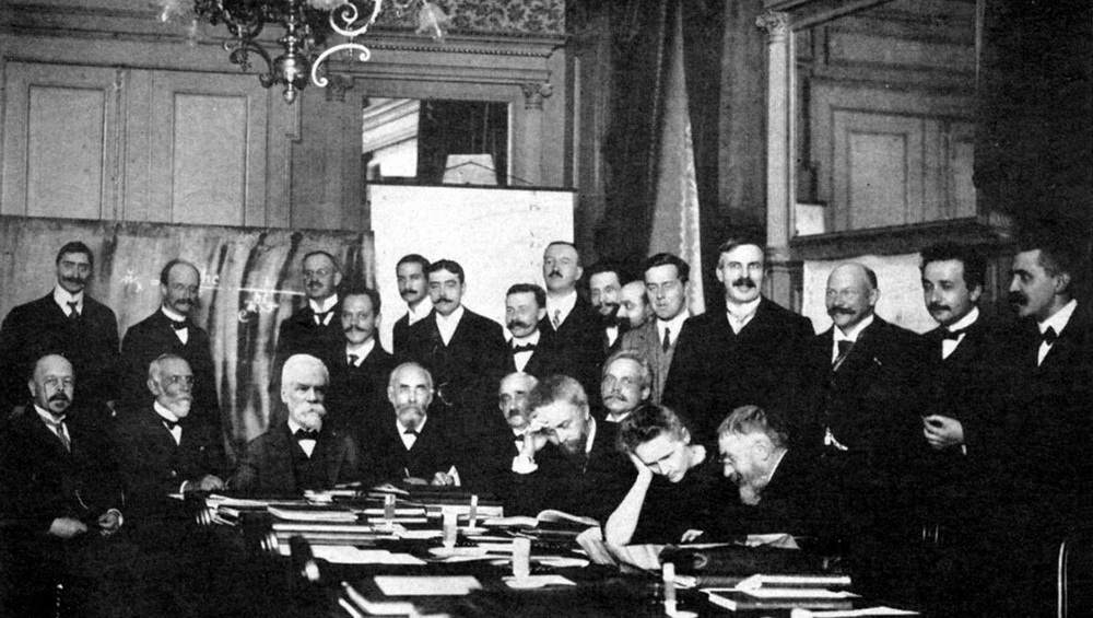 Prva Solvejeva konferencija u hotelu Metropol u Briselu 1911. godine. Među 24 učesnika bili su Ernest Raderford, Maks Plank, Hendrik Lorenc, Marija Kiri, Anri Poenkare, Arnold Zomerfeld, Albert Ajnštajn i dr.