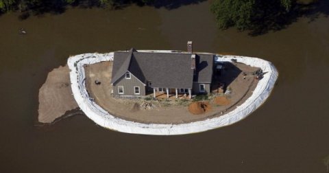 Kuće - ostrva na reci Misisipi tokom poplave (2011)