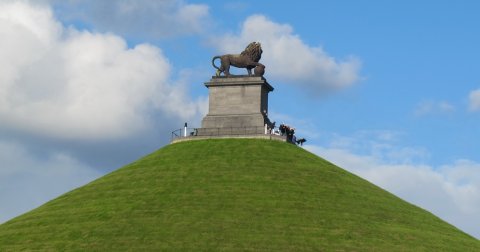 Lavlje brdo, spomenik Napoleonovom porazu