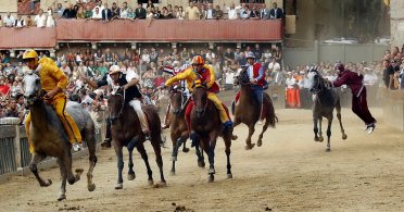 Palio di Siena, trka za čast u kojoj su dozvoljena sva nečasna sredstva borbe