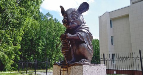 Spomenik laboratorijskim miševima u Novosibirsku