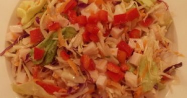 Salata od svežeg povrća i piletine